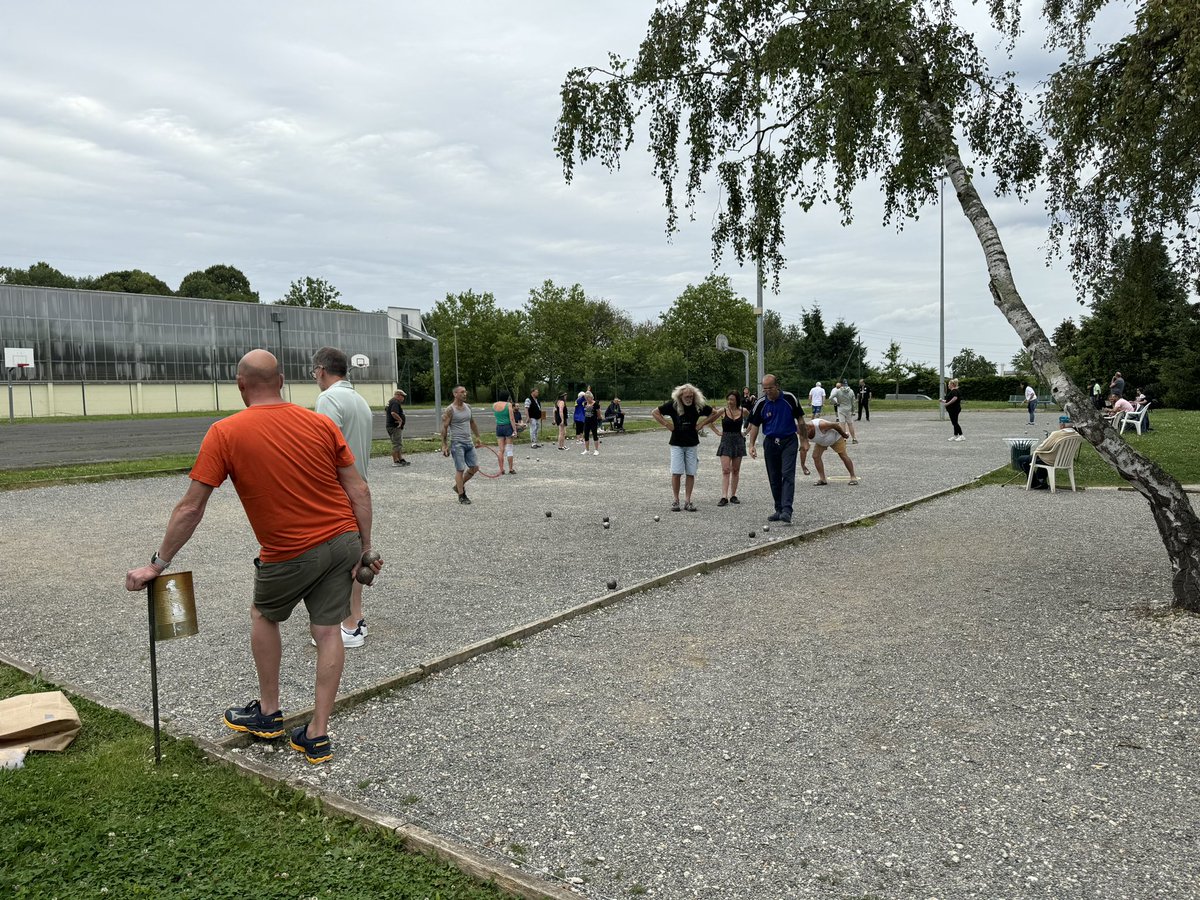 RenaudHee's tweet photo. De bons échanges à #Othis lors du tournois de pétanque. https://t.co/YV5N98zF4W