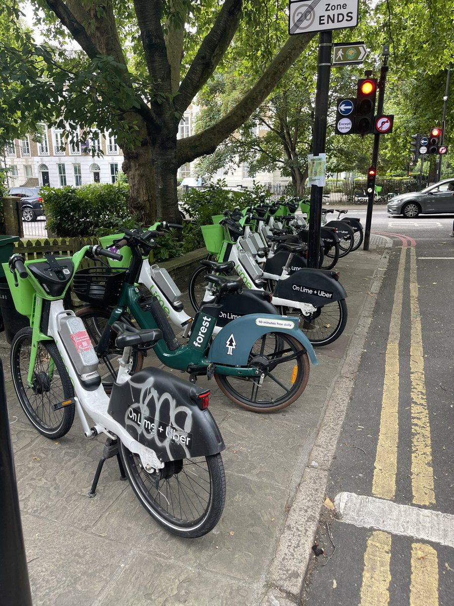 hamiltonmaddy's tweet photo. Thanks @limebike for making this a designated parking area at such a busy junction and leaving no access for pedestrians🤷‍♂️🤦‍♂️ https://t.co/in8U0Eo1sT