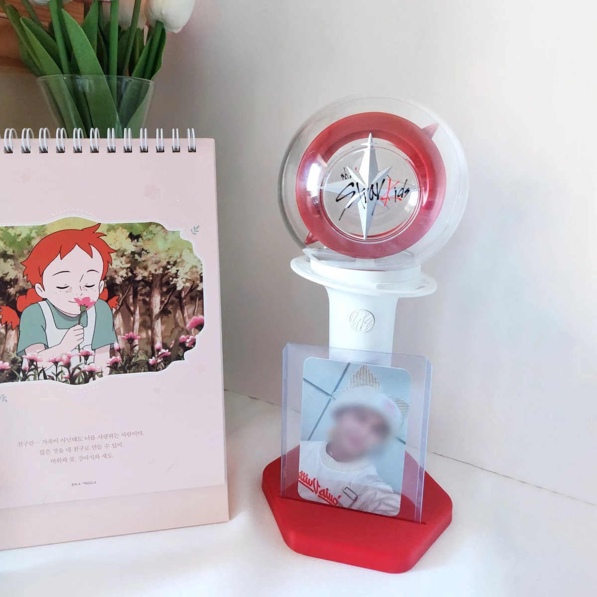 lululalatelier's tweet photo. ATINYs, STAYs & ENGENEs s'il vous plait aidez-moi ! 🥺

J'ai crée des supports à lightstick pour que vous puissiez les exposer dans vos collections sans qu'ils tombent, vous avez même une petite encoche pour mettre une photocard de votre bias ! 🙌

Malheureusement je n'arrive pas à avoir la visibilité suffisante et c'est un projet que j'aimerais vraiment continuer mais pour ça il me faudrait des commandes afin que je puisse investir dans des nouveaux lightsticks, pourriez vous m'aider ? 🫶

🛍 Pour chaque support vendu à partir de ce tweet vous aurez en cadeau une photocard non officielle, merci pour vos retweets. ❤
