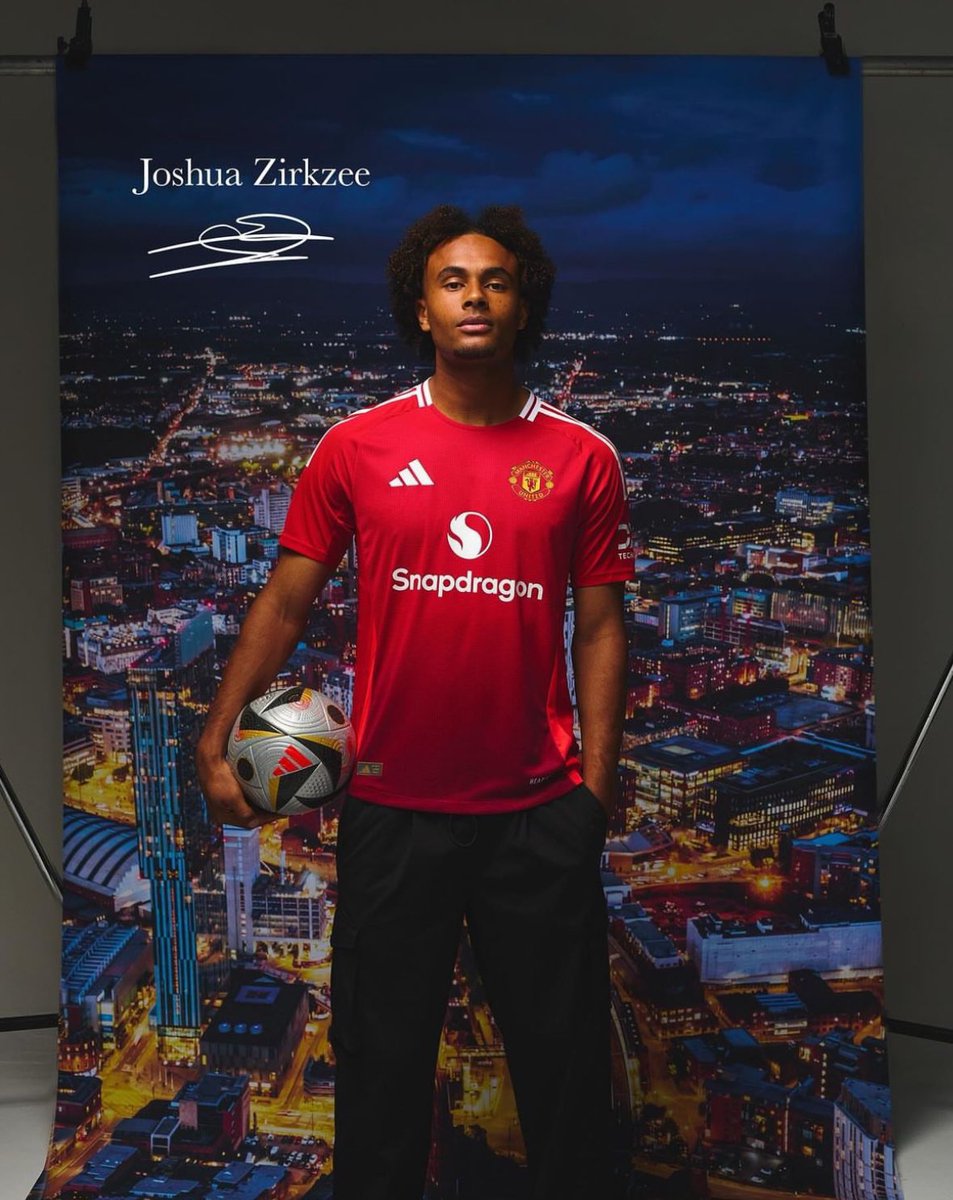 SoyCalcio_'s tweet photo. ✅ OFICIAL | El Manchester United anuncia el fichaje de Joshua Zirkzee.

Deja el Bologna por más de 40M€. https://t.co/PaxVFyW4RE