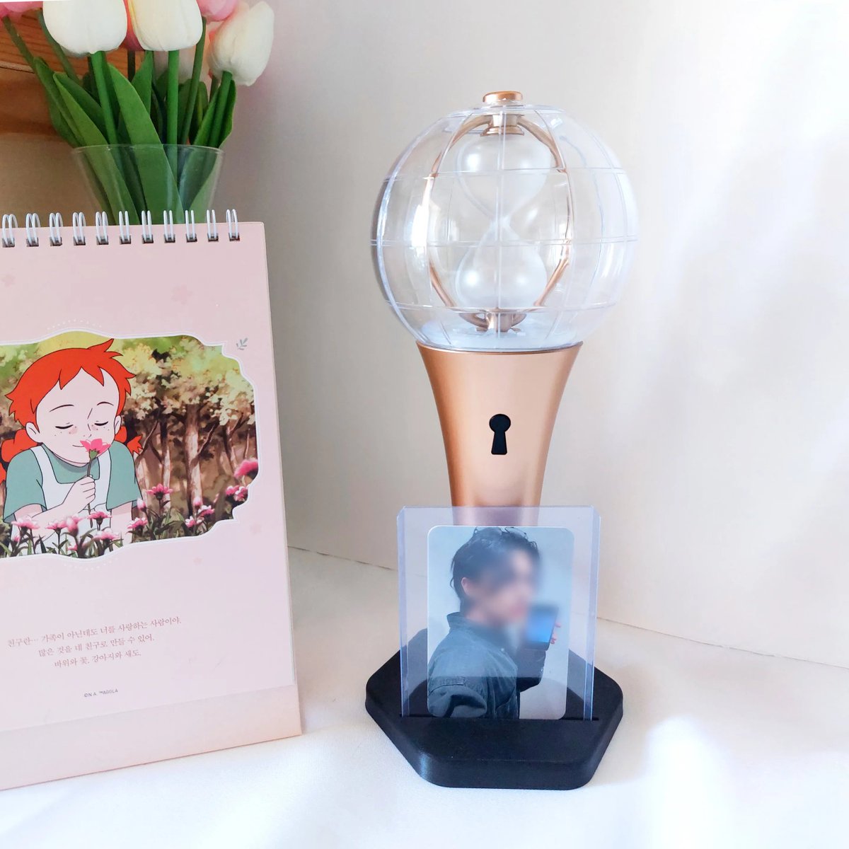 lululalatelier's tweet photo. ATINYs, STAYs & ENGENEs s'il vous plait aidez-moi ! 🥺

J'ai crée des supports à lightstick pour que vous puissiez les exposer dans vos collections sans qu'ils tombent, vous avez même une petite encoche pour mettre une photocard de votre bias ! 🙌

Malheureusement je n'arrive pas à avoir la visibilité suffisante et c'est un projet que j'aimerais vraiment continuer mais pour ça il me faudrait des commandes afin que je puisse investir dans des nouveaux lightsticks, pourriez vous m'aider ? 🫶

🛍 Pour chaque support vendu à partir de ce tweet vous aurez en cadeau une photocard non officielle, merci pour vos retweets. ❤
