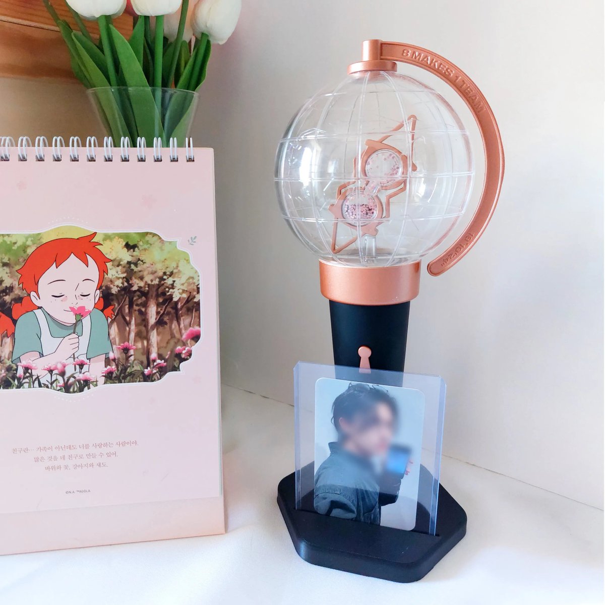 lululalatelier's tweet photo. ATINYs, STAYs & ENGENEs s'il vous plait aidez-moi ! 🥺

J'ai crée des supports à lightstick pour que vous puissiez les exposer dans vos collections sans qu'ils tombent, vous avez même une petite encoche pour mettre une photocard de votre bias ! 🙌

Malheureusement je n'arrive pas à avoir la visibilité suffisante et c'est un projet que j'aimerais vraiment continuer mais pour ça il me faudrait des commandes afin que je puisse investir dans des nouveaux lightsticks, pourriez vous m'aider ? 🫶

🛍 Pour chaque support vendu à partir de ce tweet vous aurez en cadeau une photocard non officielle, merci pour vos retweets. ❤
