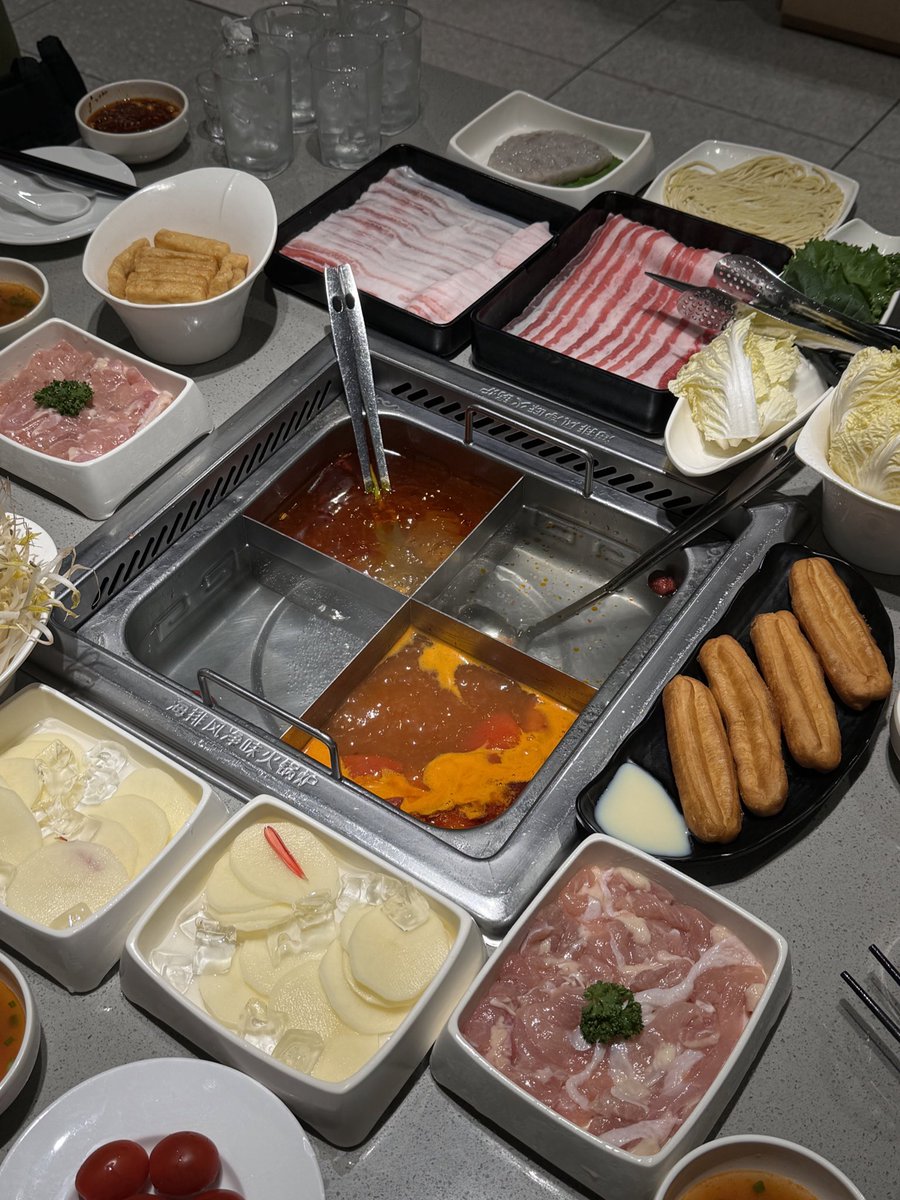 트친들은 정모가 보고싶을때 어떻게 버텼어요?
ㄴ 난 하이디라오를 갔어 ..