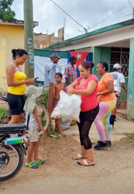 GHNordelo5's tweet photo. Ya se va haciendo costumbre, los fines de semana, en barrios de toda #Cuba, nuestro pueblo recicla, con #GER y los #CDRCuba #MiBarrioRecicla https://t.co/hcWn6FDo8Z