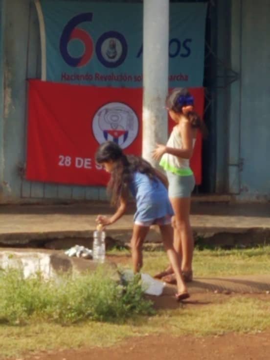 GHNordelo5's tweet photo. Ya se va haciendo costumbre, los fines de semana, en barrios de toda #Cuba, nuestro pueblo recicla, con #GER y los #CDRCuba #MiBarrioRecicla https://t.co/hcWn6FDo8Z