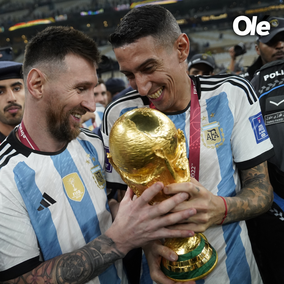 DiarioOle's tweet photo. Hoy es el último baile juntos con la camiseta de la Selección... 💔

Qué afortunados fuimos 🥲 https://t.co/MaeNO8L0kZ