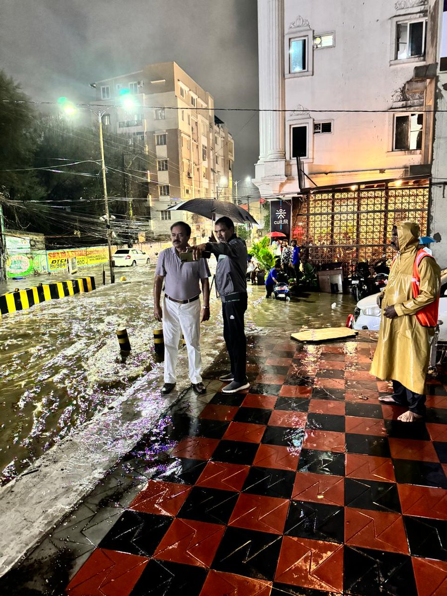 PrlsecyMAUD's tweet photo. As rain lashes city, Sri Dana Kishore, Principal Secretary MAUD inspects several areas in the city and coordinates with the engineering staff and monsoon emergency teams.
@TelanganaCMO @revanth_anumula @Director_EVDM @TelanganaCS https://t.co/Fn9rUq5Fww