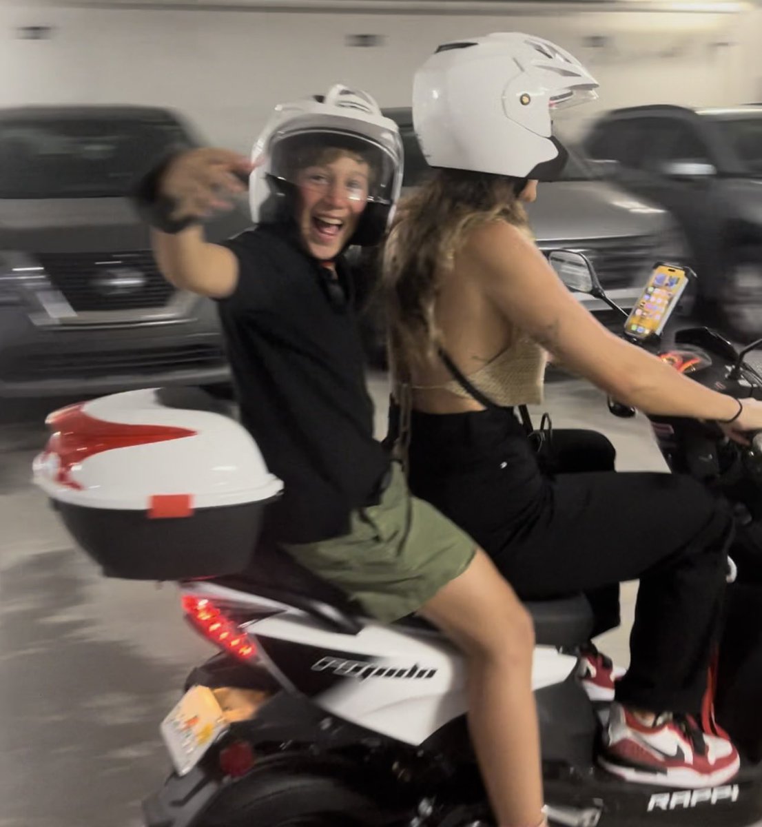 Quise alquilar un auto pero está todo colapsado en Miami y terminé aceptando una moto para poder pasear al enano, una scooter blanca. Pensé que paja el calor, que poco práctico, las cosas, bla.
Estábamos andando con Momo agarrado a mi cintura y en un semáforo me dice: “en