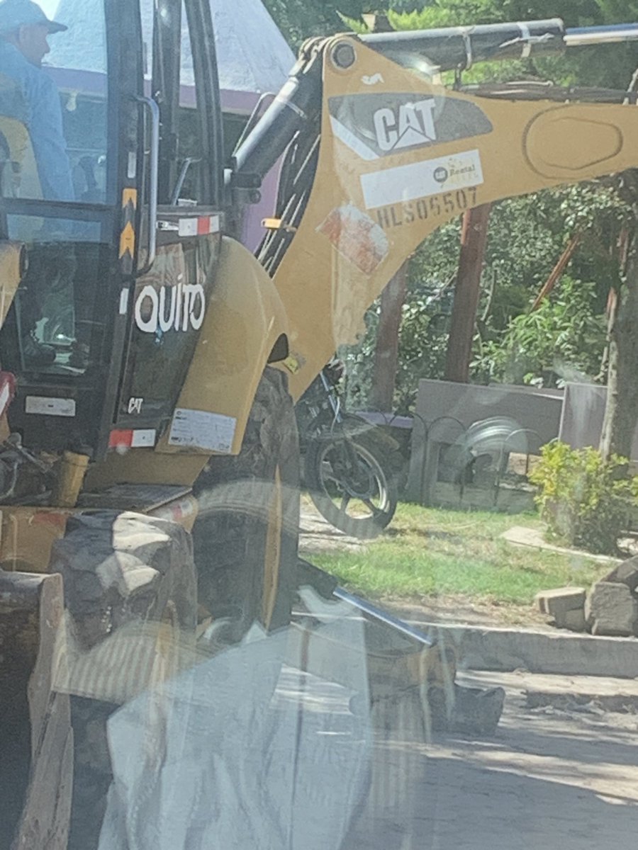MosqueraHectorV's tweet photo. @zonaltumbaco @MunicipioQuito @pabelml Es inadmisible que el Municipio de Quito cierre la única vía de ingreso y salida sin comunicación previa. Imposibilita la movilidad, lo que evidencia la #malaplanificacion y gestión de territorios. #puembo https://t.co/96lXcAou3x