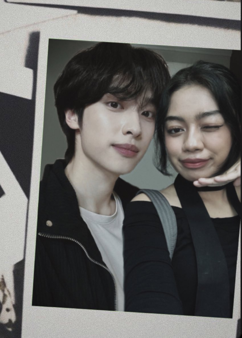 ini lah polaroid yg selalu aku simpen dibelakang case hp, pokonya semua orang harus tau cowo aku seganteng ini😌😘💓

#VSD #Villainselcaday #XdinaryHeroes #Gaon #가온<a href="/XH_official/">Xdinary Heroes</a>
