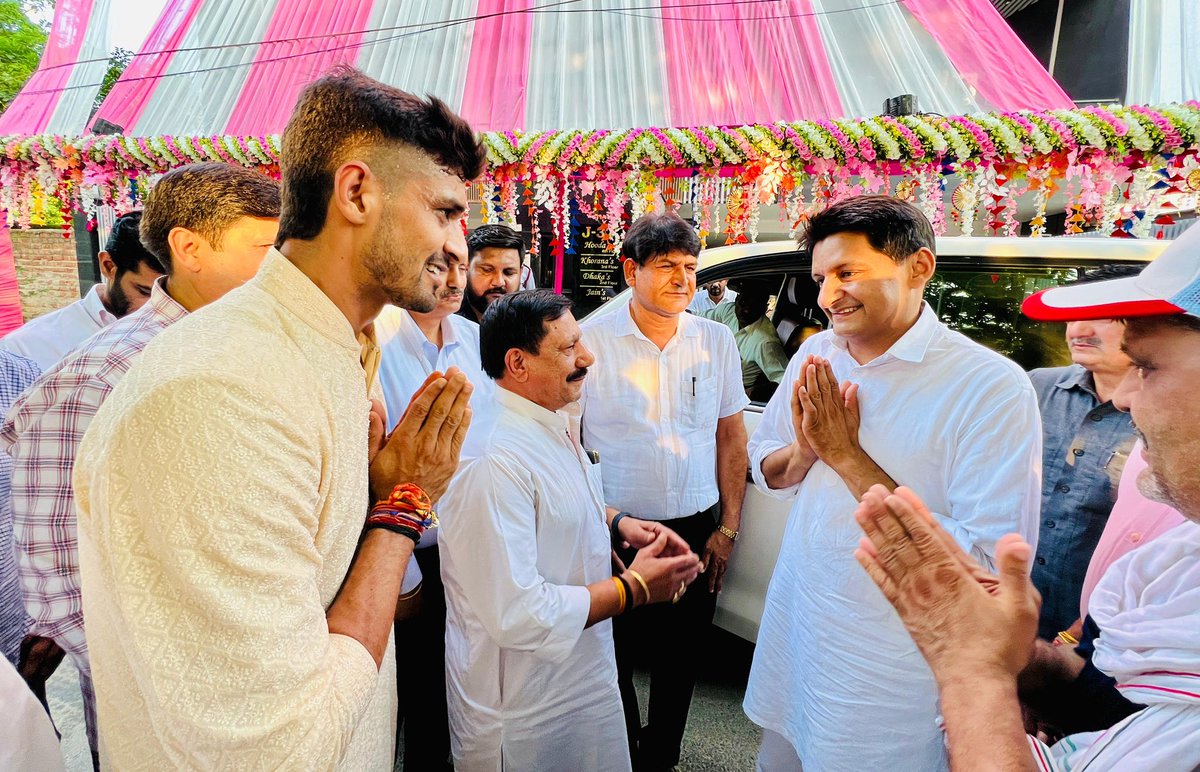 DeependerSHooda's tweet photo. आज गुड़गांव में भारतीय क्रिकेटर भाई दीपक हुड्डा @HoodaOnFire के विवाह समारोह में पहुंचकर उन्हें शुभकामनाएं दीं। इस शुभ अवसर पर परिवारजनों से मिलकर उन्हें बधाई दी। इस अवसर पर भारतीय क्रिकेटर भाई @yuzi_chahal के पिता जी, विधायक @raodansinghhry जी उपस्थित रहे। https://t.co/eURVSXbO7d