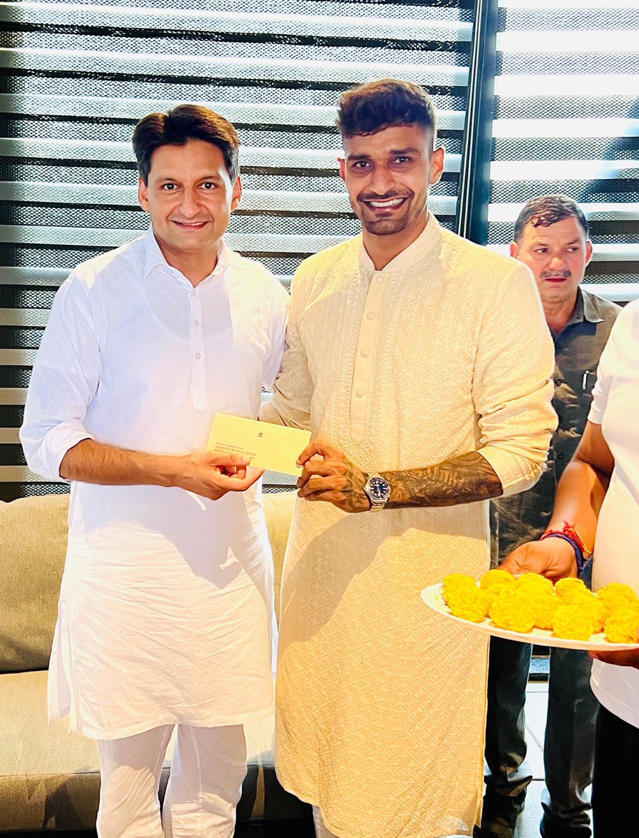 DeependerSHooda's tweet photo. आज गुड़गांव में भारतीय क्रिकेटर भाई दीपक हुड्डा @HoodaOnFire के विवाह समारोह में पहुंचकर उन्हें शुभकामनाएं दीं। इस शुभ अवसर पर परिवारजनों से मिलकर उन्हें बधाई दी। इस अवसर पर भारतीय क्रिकेटर भाई @yuzi_chahal के पिता जी, विधायक @raodansinghhry जी उपस्थित रहे। https://t.co/eURVSXbO7d