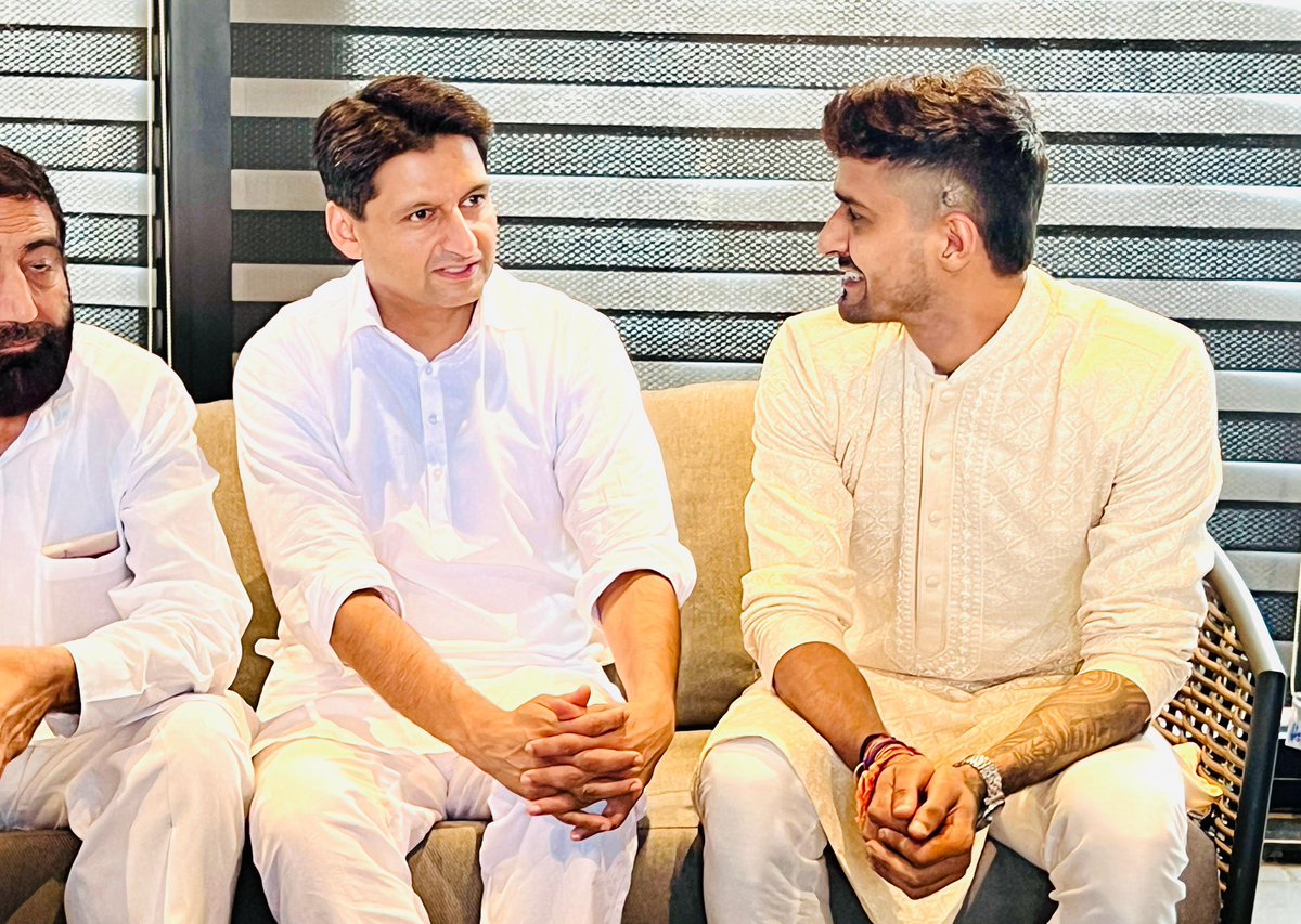 DeependerSHooda's tweet photo. आज गुड़गांव में भारतीय क्रिकेटर भाई दीपक हुड्डा @HoodaOnFire के विवाह समारोह में पहुंचकर उन्हें शुभकामनाएं दीं। इस शुभ अवसर पर परिवारजनों से मिलकर उन्हें बधाई दी। इस अवसर पर भारतीय क्रिकेटर भाई @yuzi_chahal के पिता जी, विधायक @raodansinghhry जी उपस्थित रहे। https://t.co/eURVSXbO7d