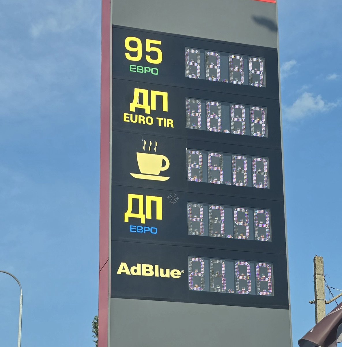 FIGHT_4_RIGHT_S's tweet photo. U Ukrajini 🇺🇦 u sred ruske agresije:
• 1 litar dizela na pumpi na auto putu
= 125 dinara (47,9 grivni)

U Srbiji koja odbija da uvede sankcije Rusiji, i gde je Gazprom vlasnik naših rafinerija i glavnih akladišta, isti litar 
• na autoputu = 220 dinara;
•  gradu = 210 dinara! https://t.co/Umwvgc58js
