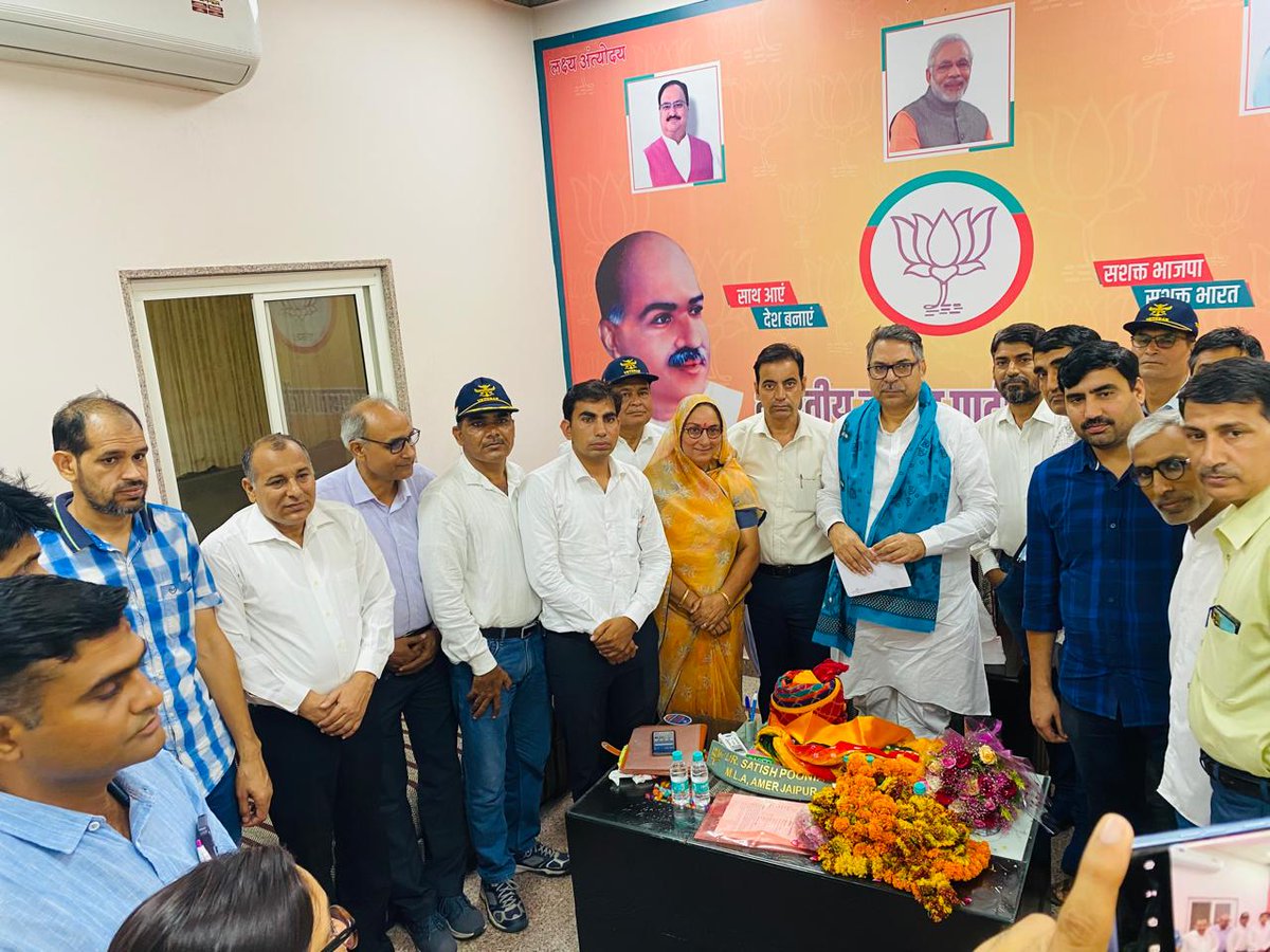 आज जयपुर में पूर्व प्रदेशाध्यक्ष (भाजपा) डॉ. सतीश जी पुनिया <a href="/DrSatishPoonia/">Satish Poonia</a> (हरियाणा प्रभारी) के साथ पूर्व सैनिकों की पुनर्वास योजना 1988 में हुए संशोधन को लेकर चर्चा हुई, पूर्व सैनिकों के लिए अलग से एक मैरिट की मांग की। साहब को पूर्व सैनिकों के लिए बनाए 1979 के नियमों से, 1988