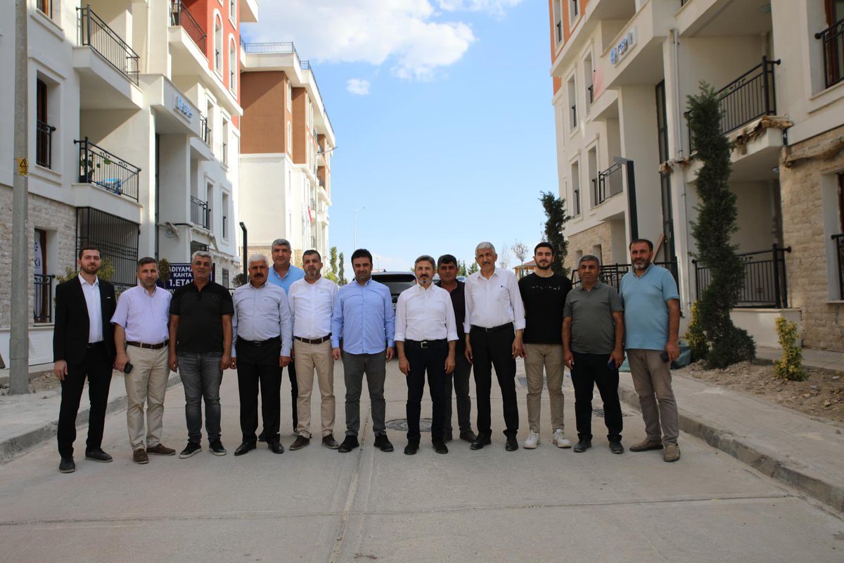 AhmetAYDIN_02's tweet photo. 📍Kahta 

Kaymakamımız Selami Korkurtata,  Belediye Başkanımız Mehmet Can Hallaç ve Kahta Ak Parti İlçe Başkanımız Osman Çetinkaya ve ile birlikte Kahta Diyarbakır yolu üzerinde bulunan 25 blok 297 konuttan oluşan ve tamamı hazır olan afet konutlarımıza yerleşen hemşerilerimizi ziyaret ettik. Kalıcı konutlarına yerleşmenin sevincini bizlerle paylaşan kıymetli hemşerilerimize teşekkür ediyorum. Yeni yuvalarında huzur içinde geçecek bir ömür diliyorum.