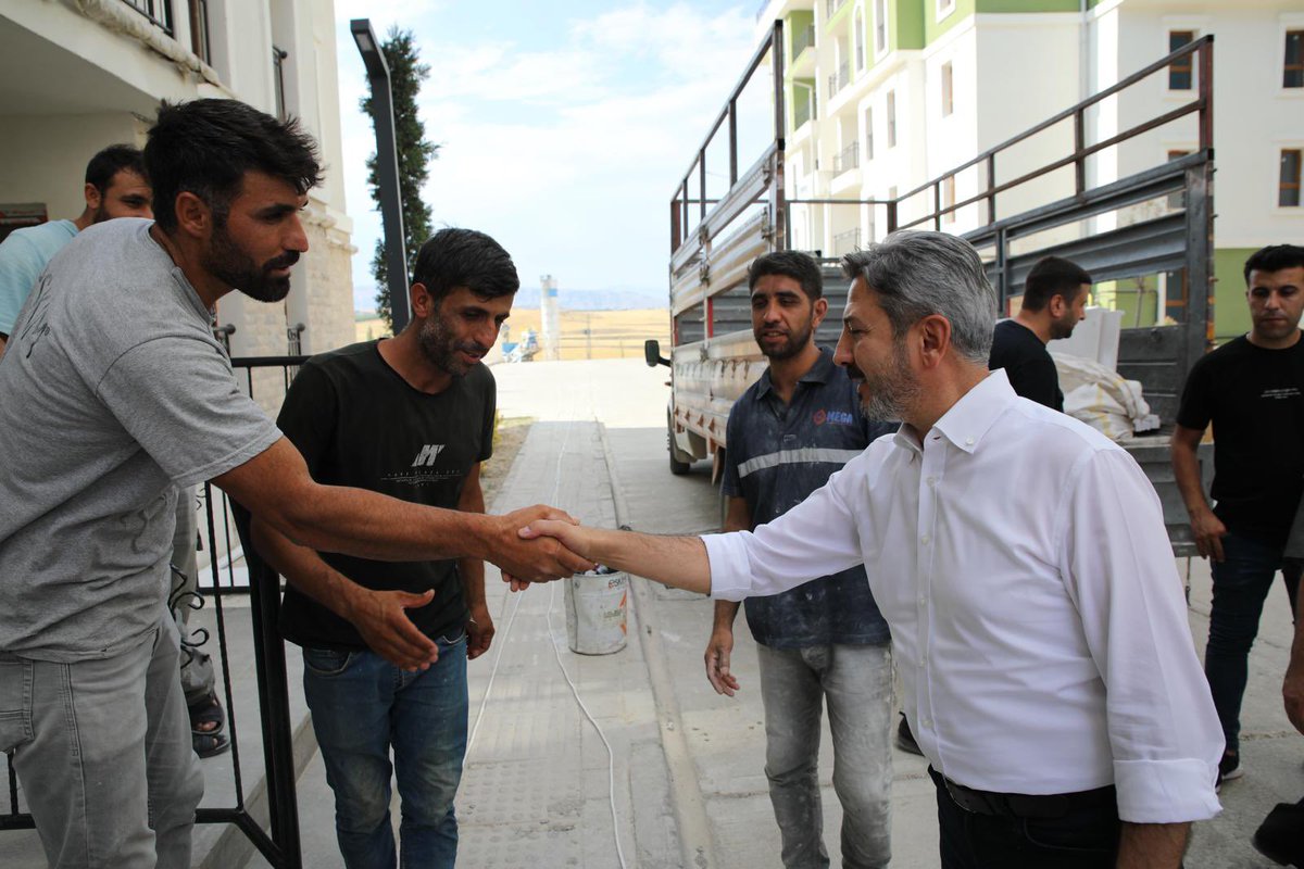 AhmetAYDIN_02's tweet photo. 📍Kahta 

Kaymakamımız Selami Korkurtata,  Belediye Başkanımız Mehmet Can Hallaç ve Kahta Ak Parti İlçe Başkanımız Osman Çetinkaya ve ile birlikte Kahta Diyarbakır yolu üzerinde bulunan 25 blok 297 konuttan oluşan ve tamamı hazır olan afet konutlarımıza yerleşen hemşerilerimizi ziyaret ettik. Kalıcı konutlarına yerleşmenin sevincini bizlerle paylaşan kıymetli hemşerilerimize teşekkür ediyorum. Yeni yuvalarında huzur içinde geçecek bir ömür diliyorum.