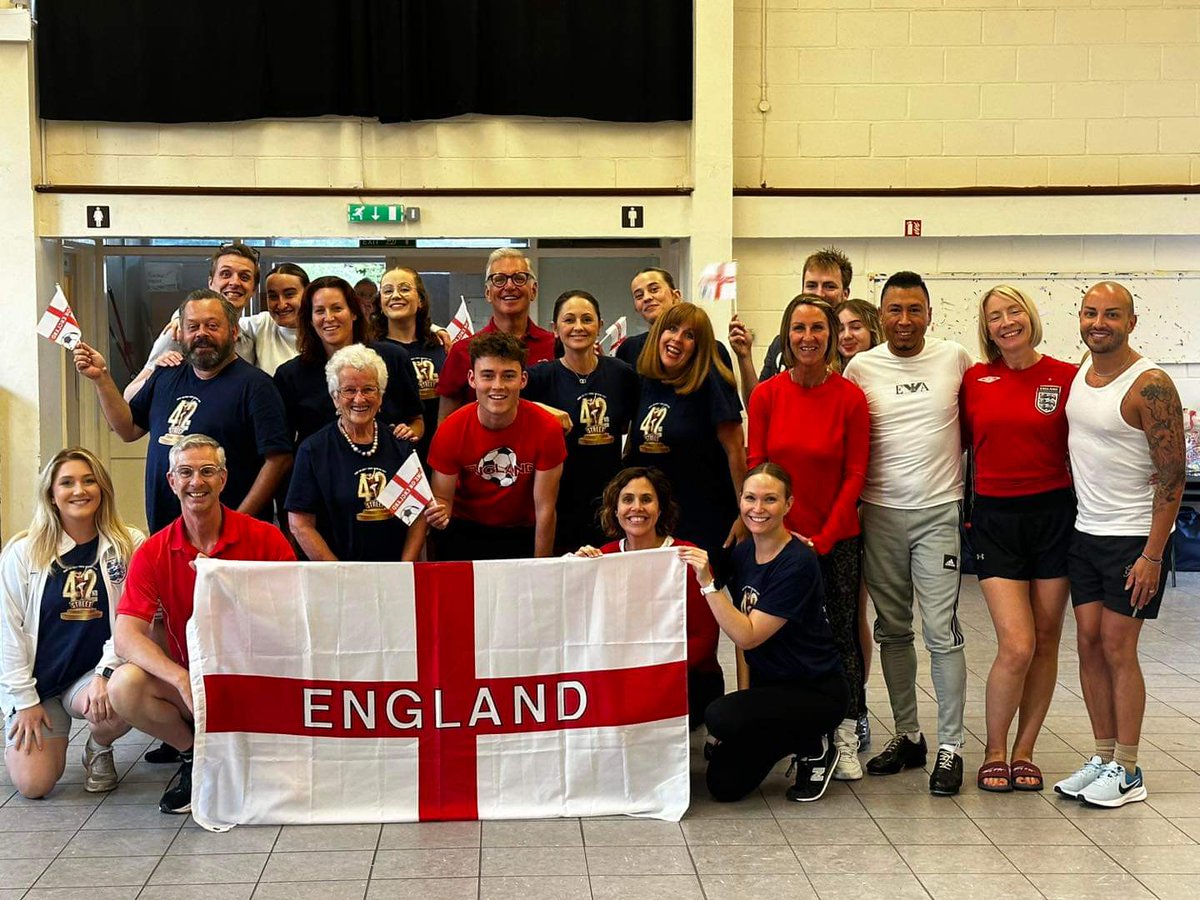 🏴󠁧󠁢󠁥󠁮󠁧󠁿 GOOD LUCK ENGLAND 🏴󠁧󠁢󠁥󠁮󠁧󠁿 
From some of the 42nd Street cast, hard at work rehearsing today for the opening of the show on 31st July 🤩