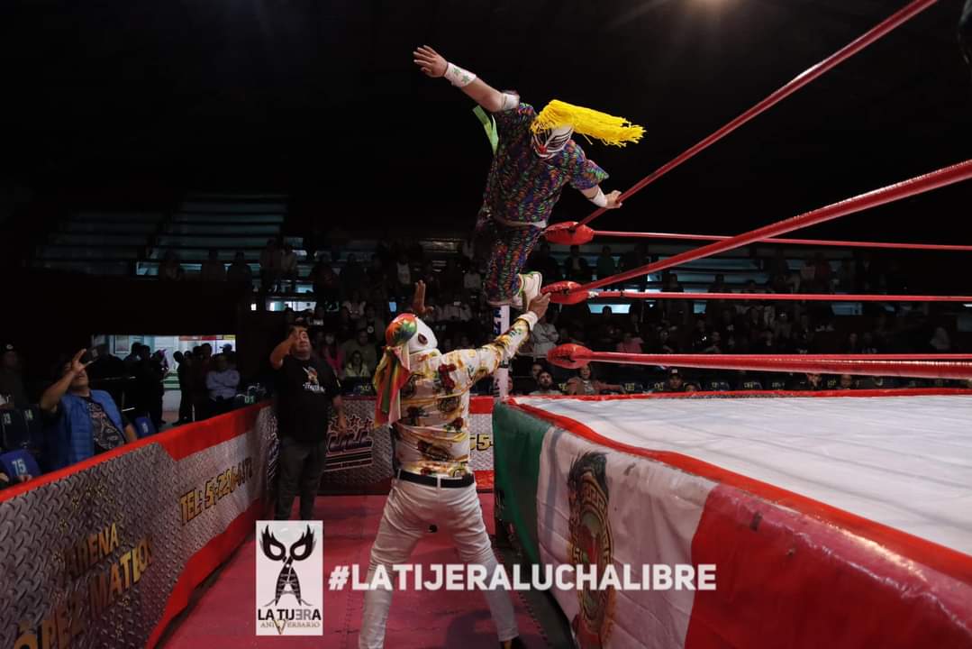 LaTijeraLucha's tweet photo. La lucha súper estelar retro en #LAAAReunion, es un golpe a la infancia y  los 90’s cuando chocan #LosBailarines contra #LosPayasosCocos,el bando técnico de #Salsero, #SuperCalo y #WinnersJr en la piel de #ElFiscal venciendo a #CocoRojo, #CocoAmarillo y #CocoAzul, quienes fueron https://t.co/x91N8KOLTy