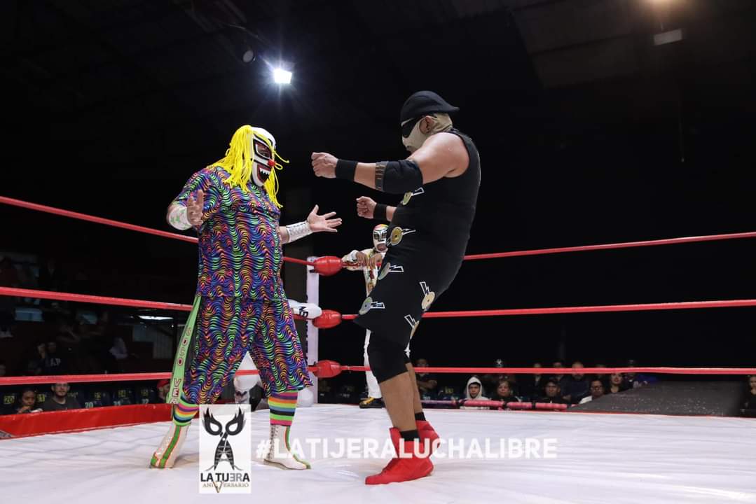 LaTijeraLucha's tweet photo. La lucha súper estelar retro en #LAAAReunion, es un golpe a la infancia y  los 90’s cuando chocan #LosBailarines contra #LosPayasosCocos,el bando técnico de #Salsero, #SuperCalo y #WinnersJr en la piel de #ElFiscal venciendo a #CocoRojo, #CocoAmarillo y #CocoAzul, quienes fueron https://t.co/x91N8KOLTy