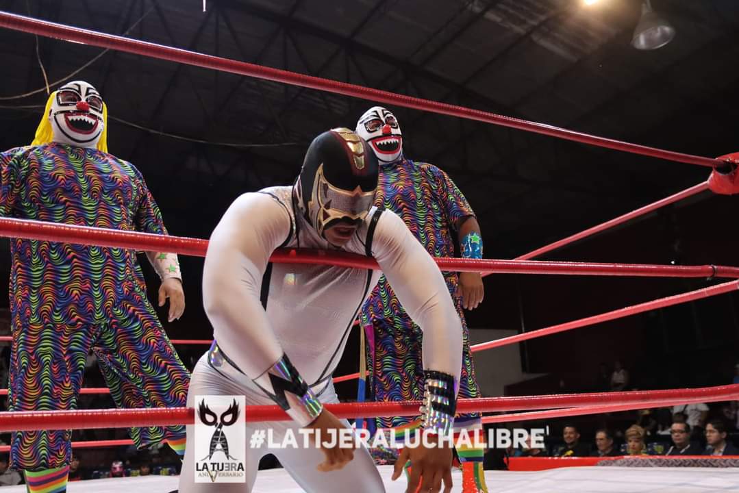 LaTijeraLucha's tweet photo. La lucha súper estelar retro en #LAAAReunion, es un golpe a la infancia y  los 90’s cuando chocan #LosBailarines contra #LosPayasosCocos,el bando técnico de #Salsero, #SuperCalo y #WinnersJr en la piel de #ElFiscal venciendo a #CocoRojo, #CocoAmarillo y #CocoAzul, quienes fueron https://t.co/x91N8KOLTy