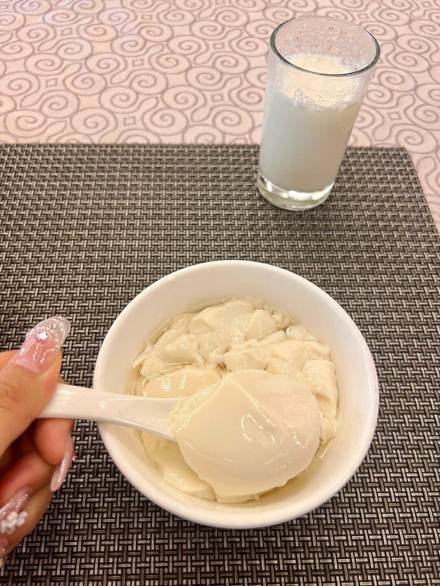 Xinxing_19913's tweet photo. 一日之計在於晨，一年之計在於春~
廚師煮好粉自己配上料，再加上一顆溏心煎蛋！豆花也是特別醇香，還第一次吃這種鹹蛋黃卷，裡面有糯米糯嘰嘰的口感，被驚艷到了😊😊😊😊 #[话题]  #早餐 #好好吃 https://t.co/BkQxFRoGod