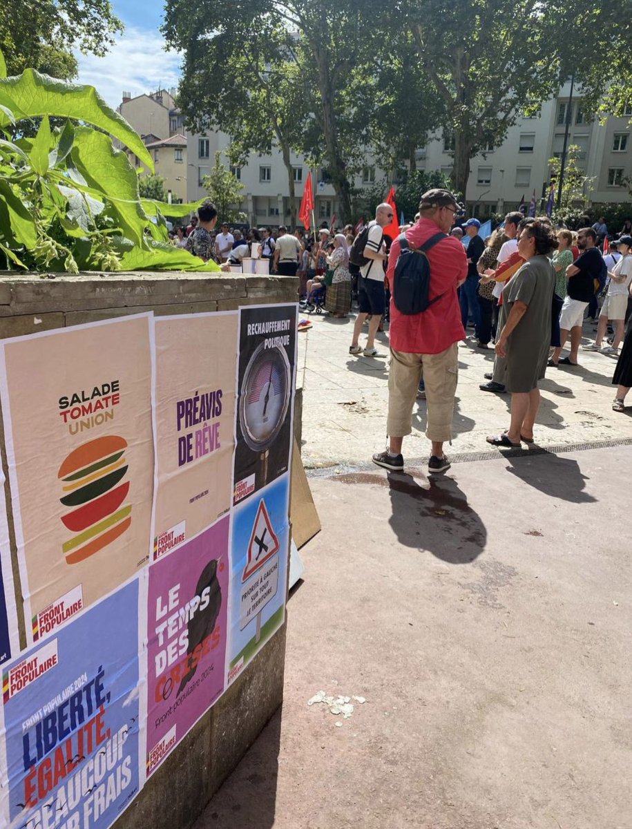 raychon698's tweet photo. Grand rassemblement à Lyon avec nos députés LFI du Rhône ! @BelouassaAnais @gabrielamard @AK_Lahmar ✊ 
Pour réclamer un gouvernement du Front Populaire après notre victoire ! #NouveauFrontPopulaire https://t.co/6R4uXjh4Wm