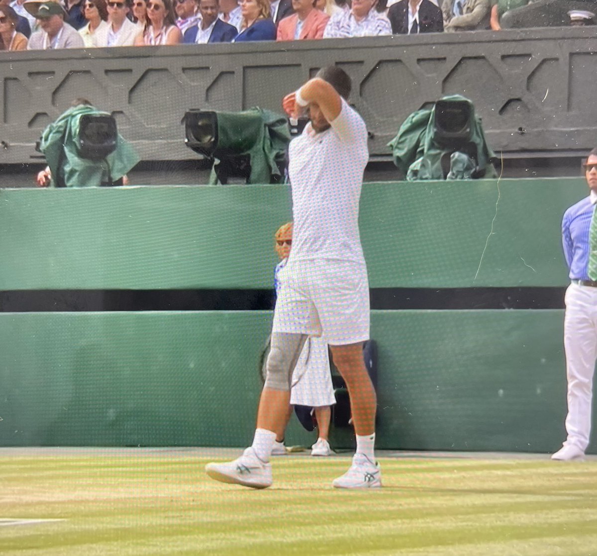 AngieGreaves's tweet image. Come on Novak … turn up the energy @@DjokerNole @Wimbledon #sendingpositivevibes