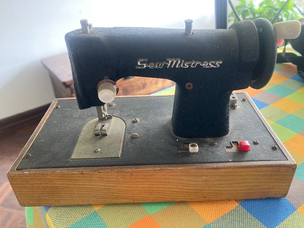 CariLeguizamon's tweet image. El regalo póstumo para una de mis sobrinitas de su tía abuela…
#maquinadecoser #sewingmachine