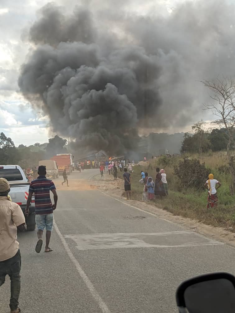 Adventure_36's tweet photo. Jion hii Mkoani Mtwara uko Lori mbili zimegongana na kuwaka moto moja ya Lori ni kampuni ya Dangote.

Poleni sana aisee na Mungu awatie nguvu wote waliofikwa na majanga haya. 

Noma 🥹

Taarifa kamili itatolewa baadae na mamlaka husika. https://t.co/xuIMx7tLuQ