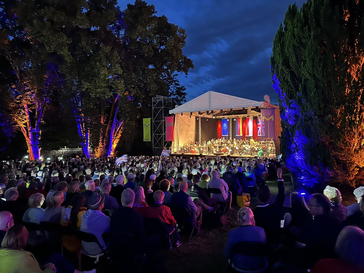 Deutsche Philharmonie Merck (@dphilmerck) on Twitter photo Ein fulminantes Gartenkonzert ohne einen einzigen Regentropfen, aber dafür mit viel guter Laune und phantastischer Musik, unserem Chefdirigenten <a href="/conductorben/">Ben Palmer 🇪🇺</a> und dem Tenor Matthew Vickers hat gestern den Abschluss der Saison gebildet. Wir sehen uns nach der Sommerpause!! Ein fulminantes Gartenkonzert ohne einen einzigen Regentropfen, aber dafür mit viel guter Laune und phantastischer Musik, unserem Chefdirigenten <a href="/conductorben/">Ben Palmer 🇪🇺</a> und dem Tenor Matthew Vickers hat gestern den Abschluss der Saison gebildet. Wir sehen uns nach der Sommerpause!!