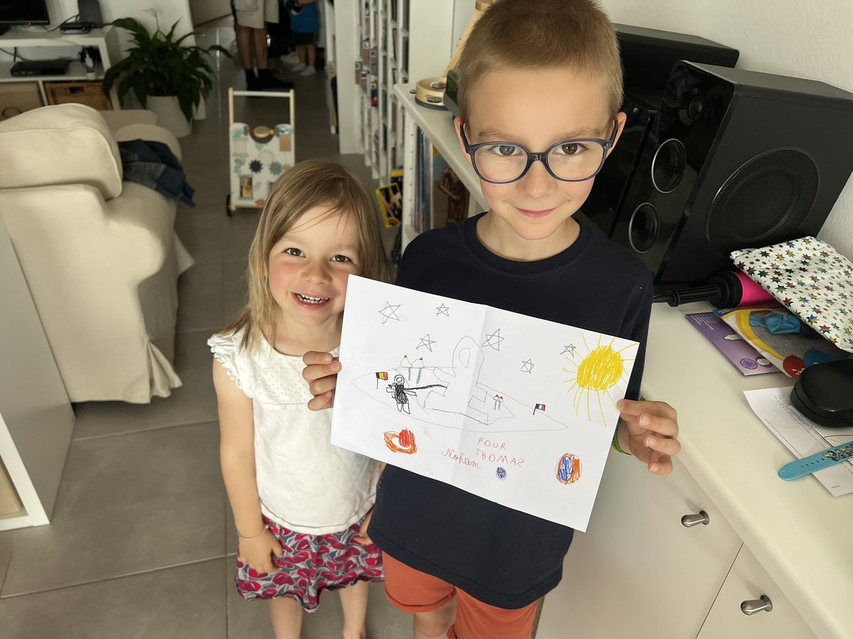 Cher <a href="/Thom_astro/">Thomas Pesquet</a> Noham (7 ans) t’a dessiné cette fusée en espérant te la donner en vrai, un jour 🤞🏻🚀🧑🏻‍🚀