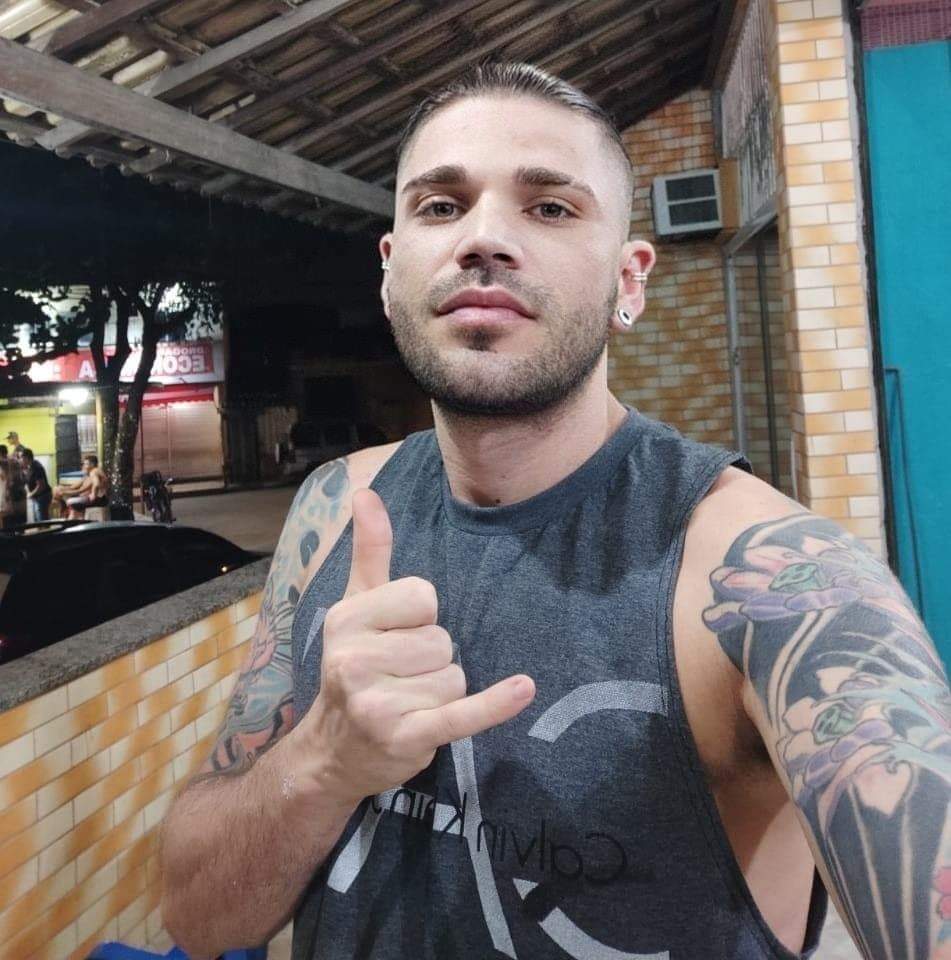 paraLanches's tweet image. TUDO COMEÇOU EM 2022.

O pizzaiolo de 32 anos,  José Adailton, que assim como muitos de sua terra natal, saiu para tentar a sorte no Rio de Janeiro, apostou em sabores inusitados para conquistar o público de Bangu, na Zona oeste, bairro onde reside. 

Entre as opções no menu:…