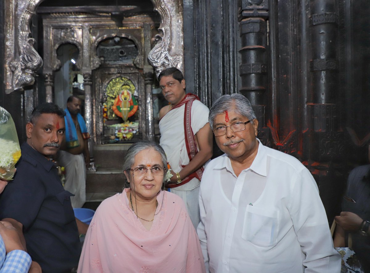 । शिवरूपा वृष वाहिनी हिमकन्या शुभंगिनी,
पद्म त्रिशूल हस्त धारिणी, रत्नयुक्त कल्याण कारीनी ।

आज कोल्हापूर दौऱ्या दरम्यान सश्रध्द भावनेने करवीरनिवासिनी अंबाबाईचे सपत्नीक दर्शन घेतले. यावेळी आई अंबाबाई चरणी सर्वांच्या मांगल्यासाठी कामना केली.

#कोल्हापूर #अंबाबाई