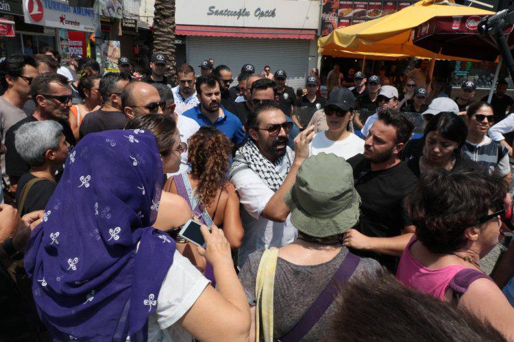 Antalya 10. Onur Haftası kapsamında LGBTİ+ İnisiyatifi'nin açıklamasına polis saldırdı. 
Antalya Valiliği'nin hukuksuz yasağının gerekçe gösterildiği saldırıda 4 kişi gözaltına alındı. 
Yasaklarınıza, saldırılarınıza boyun eğmiyoruz, gözaltılar serbest bırakılsın!