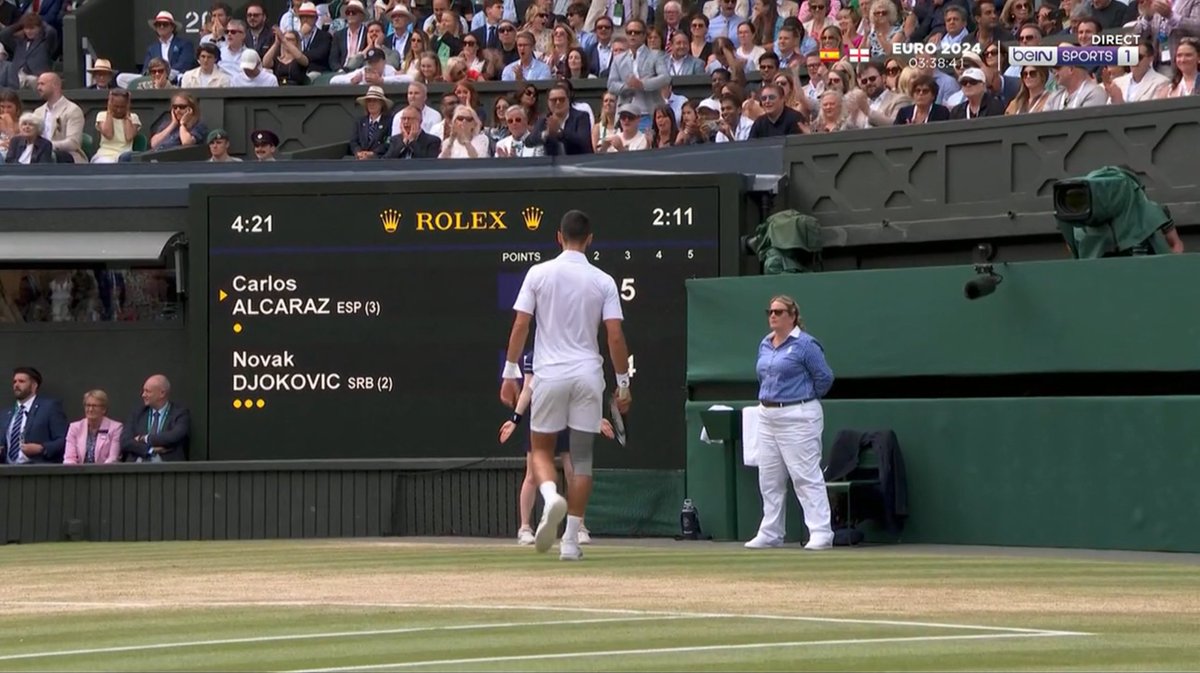 UniversTennis's tweet photo. Mené 5-4 (40-0) au troisième set, Novak Djokovic sauve 3 balles de TITRE et reprend le service de Carlos Alcaraz. 🤯

#Wimbledon https://t.co/0pa7uc1WBo