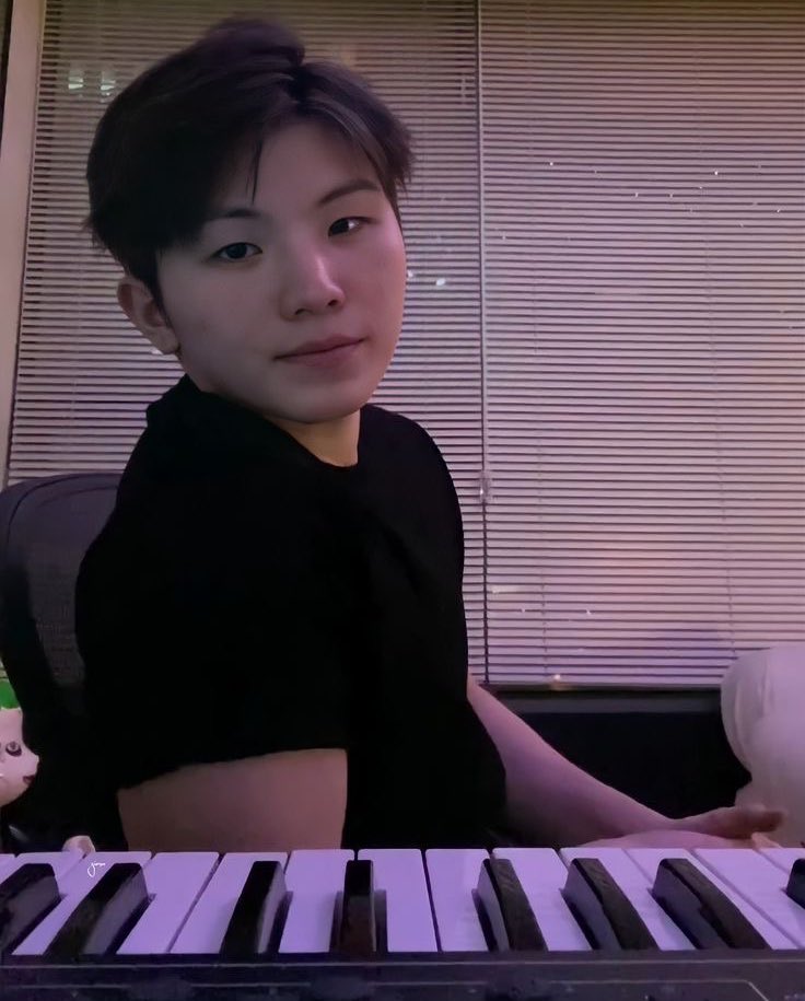 saythename_mc99's tweet image. Woozi ensinando pra IA como se escreve música uma thread de retratação história ao nosso compositor premiado 

APOLOGIZE TO WOOZI
GET YOUR FACTS RIGHT
REMOVE THE MISINFORMATION
@BBCWorld @megan_lawton 
@pledis_17
#SEVENTEEN