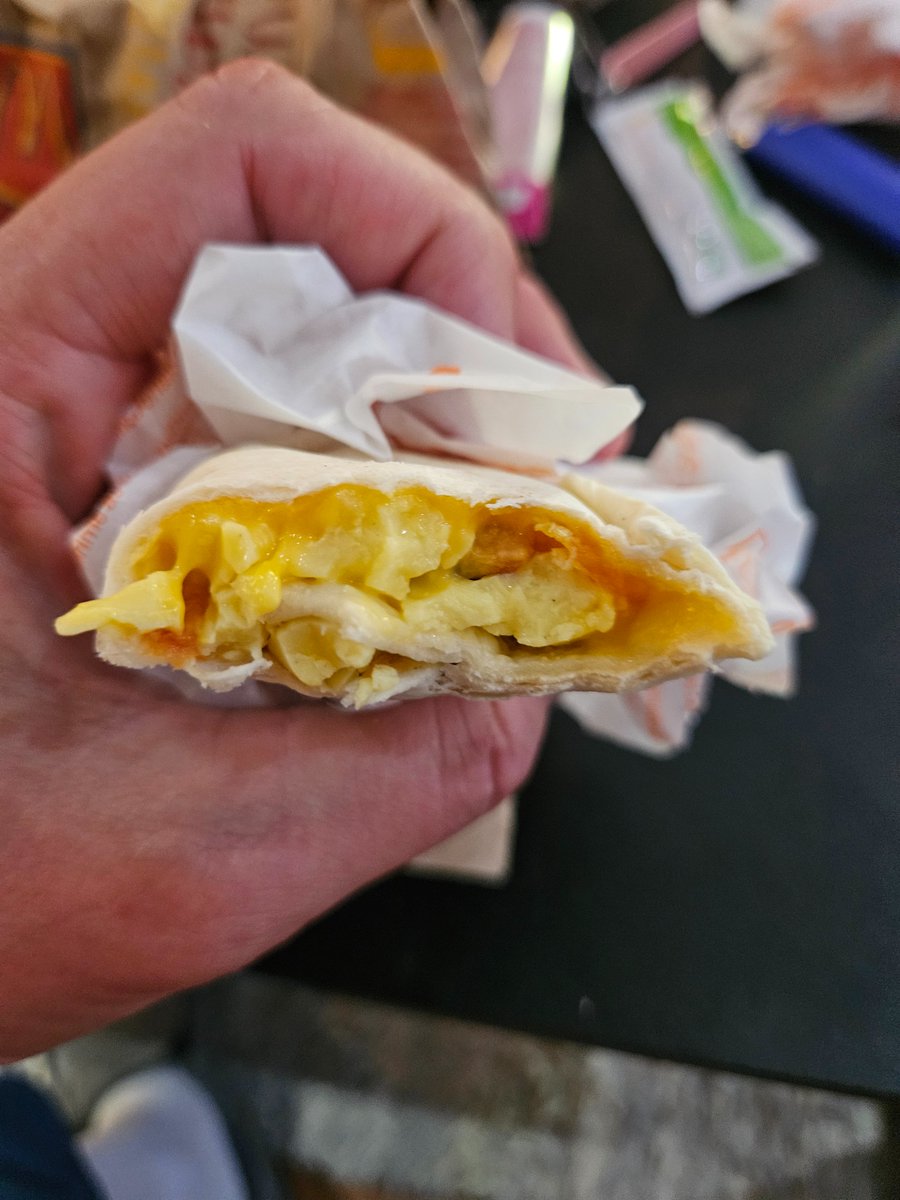 GlenStrong2's tweet photo. @McDonalds Raising your prices, and not putting any topping inside your burritos? Excellent profit margins that way! I rarely eat at McDonald's, for $20 you can get a 9 pc nugget meal, or 4 empty burrito shells! https://t.co/IviV6djyNz