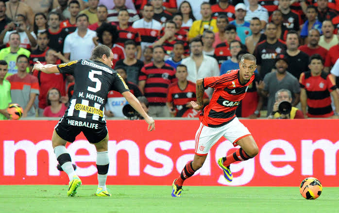 Deco2l's tweet photo. @CentralFlaNacao Paulinho , na copa do Brasil de 2013 o melhor jogador sem dúvidas. https://t.co/8NadYxGEfw