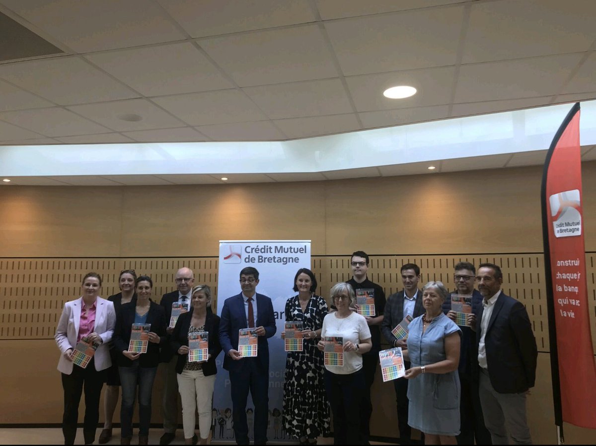 r2dtooldys's tweet photo. Parmi les beaux évènements il y a aussi eu le partenariat du Fond de dotation du Crédit Mutuel ARKEA et de l @acrennes et 3000 kits offerts aux écoles primaires et collèges Bretons. https://t.co/eTaem5HaCG