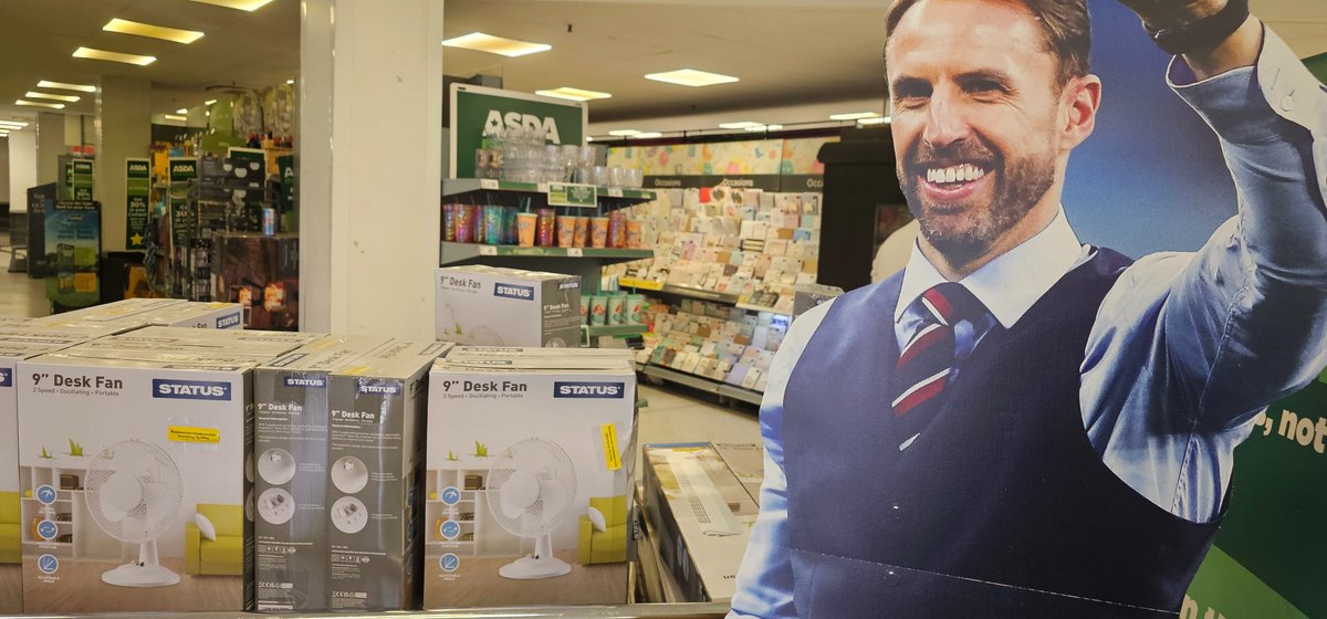 ciaranryan's tweet photo. Gareth Southgate with some fans. 

#EURO2024 #brighton #asda https://t.co/je3KN3rmEk