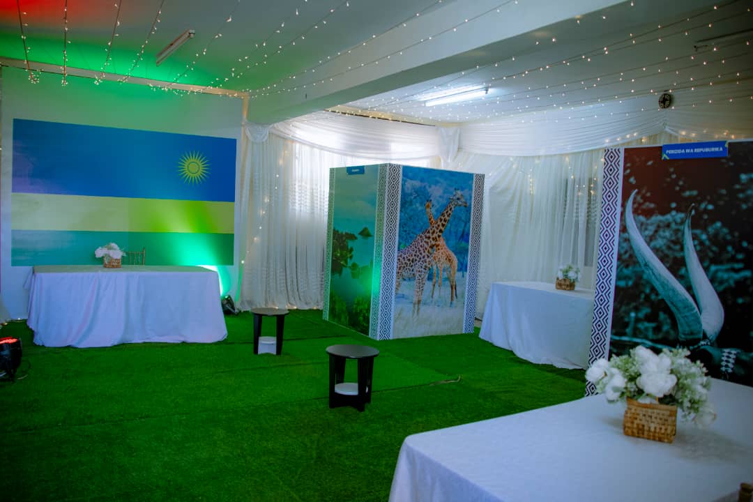 KicukiroDistr's tweet photo. Imyiteguro y'amatora y'Umukuru w'Igihugu n'ay'Abadepite mu Karere ka Kicukiro igeze kure. Mu gitondo, tariki 15 Nyakanga, tuzinduke twitorere abayobozi batubereye.
Ibiro by’itora bizafungura saa moya zuzuye.

#AmatoraMuMucyo https://t.co/782mUUXUnX