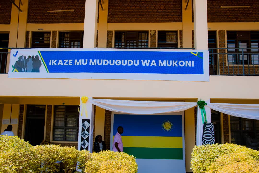 KicukiroDistr's tweet photo. Imyiteguro y'amatora y'Umukuru w'Igihugu n'ay'Abadepite mu Karere ka Kicukiro igeze kure. Mu gitondo, tariki 15 Nyakanga, tuzinduke twitorere abayobozi batubereye.
Ibiro by’itora bizafungura saa moya zuzuye.

#AmatoraMuMucyo https://t.co/782mUUXUnX