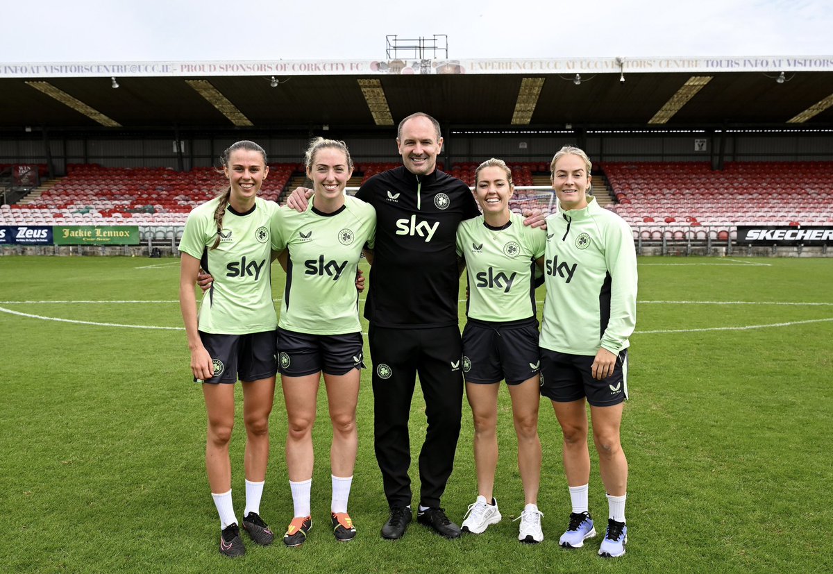 IrelandFootball's tweet photo. Corcaigh abú 💪

#COYGIG | #OUTBELIEVE https://t.co/Xr9QLfD9HF