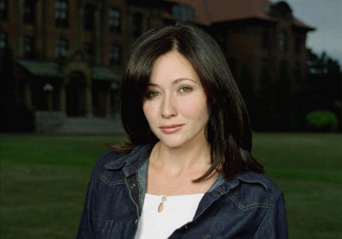 kamchatka_es's tweet photo. Ha muerto Shannen Doherty, protagonista de 'Sensación de Vivir' o 'Embrujadas'. En los últimos años pidió dinero a sus seguidores para seguir pagando el tratamiento contra el cáncer. Una estrella de la televisión que ha fallecido en la ruina porque en USA la sanidad es un negocio https://t.co/RU0fF6FdQE