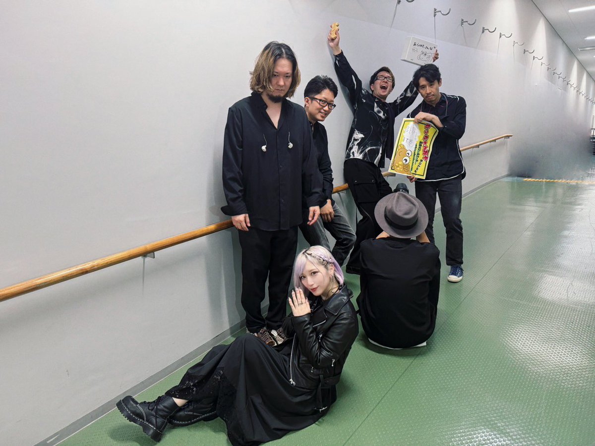 xoxleoxox's tweet photo. 「ReoNa 5th Anniversary Concert Tour“ハロー、アンハッピー”」@ 福岡国際会議場

ついにツアー、セミファイナル…！
地元・九州に5周年目のただいま。
明日だって歌うけど、今日に夢中で紡いだ日でした。
一対一、受け取ってもらえましたか？
ありがとうございました…！

#ReoNa5th https://t.co/B9fBtCq6W1
