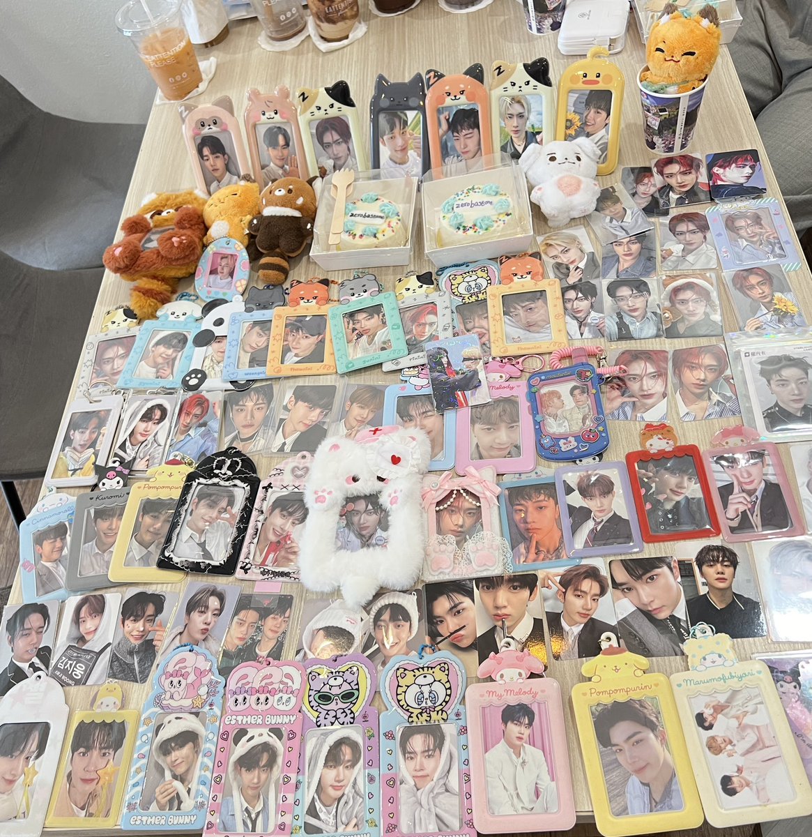 inkrqp's tweet photo. เสียดายที่ถ่ายรูปมานิดเดียว (เพราะมัวแต่นั่งกินข้าว ข้าวอร่อย🥹) แต่เฟ่น่ารักสบายตามั่กๆ โต๊ะกว้างนั่งสบายฝุดๆ เจ้โรสเต็มไปหมดเยย💘

#ZB1PathwayToGarden https://t.co/0IHEf4YSNH