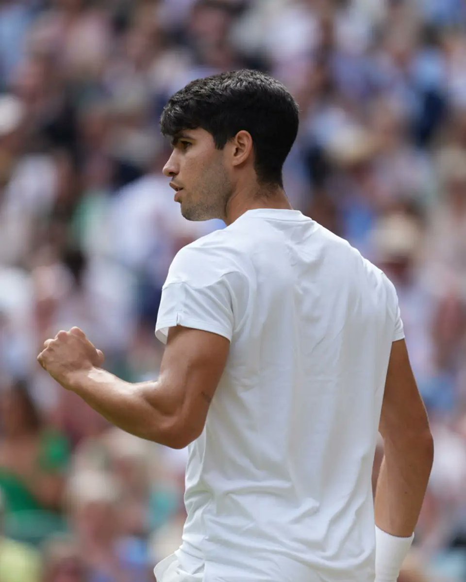 Carlos Alcaraz sagra-se bicampeão de Wimbledon após vencer os 3 sets contra Djokovic 🏆🇪🇸

Apenas 21 anos 😳