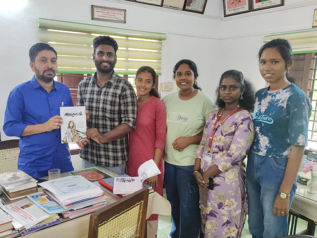പത്തനംതിട്ട കാതോലിക്കേറ്റ് കോളേജ് മലയാളം വിഭാഗം അധ്യാപകനായ ഡോ.എം.എസ്.പോളിന്     അഗ്രഗാമിയുടെ ജില്ലയിലെ
ആദ്യ കോപ്പി ജില്ലാ സെക്രട്ടറി എം.മിഥുൻ കൈമാറുന്നു.

#AIDSO
#aidsokerala