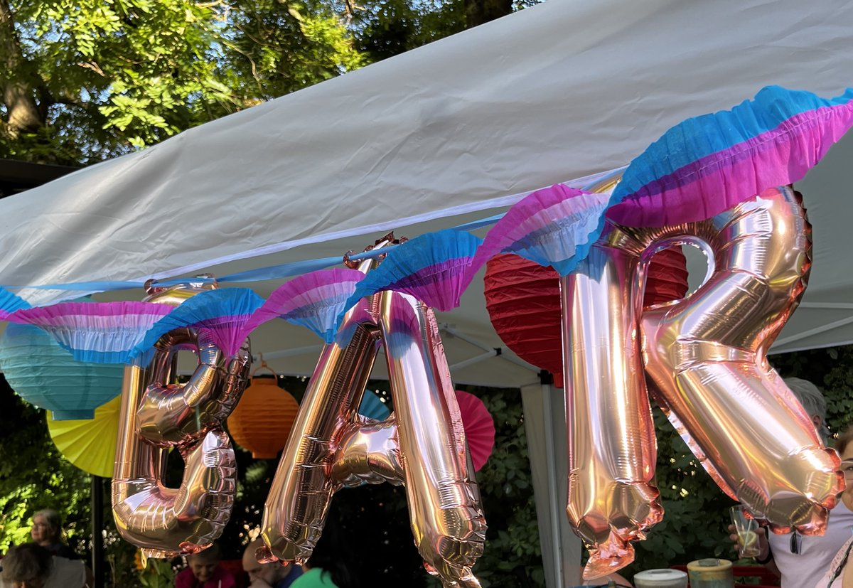 PrismaVokal's tweet photo. Gestern begab sich eine Delegation von #PRISMAvokal zum Grete-Kersten-Haus in #Mainz, um dort beim Sommerfest der Bewohner ein paar Lieder unseres  Repertoires zum Besten zu geben. Abgerundet wurde die Party mit dem  gemeinsamen Singen von  Gassenhauern. Da ging die  Post ab! https://t.co/zeQr63qrCr